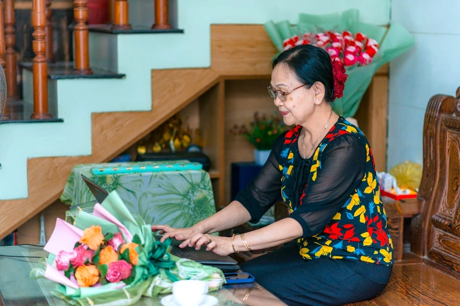 Dizüstü bilgisayarıyla gülümseyen öğrenci